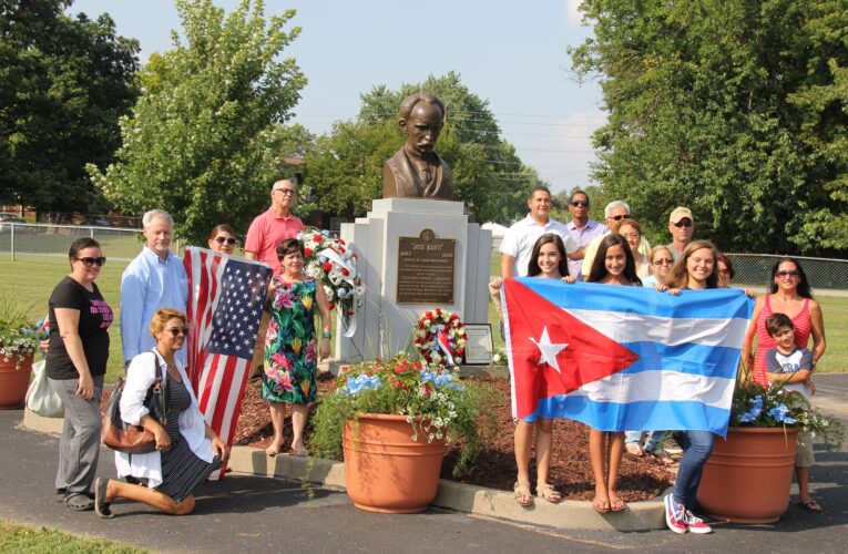 Cubanos honran al Apóstol en el 5to aniversario de rescatar su busto en Kentucky