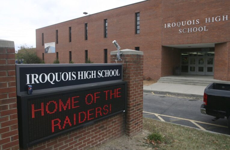 Local: El equipo de futbol de la Escuela Iroquois se nutre de los nuestros