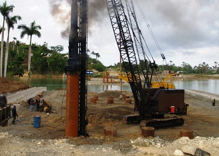 Reconstruyen el puente sobre el río Toa
