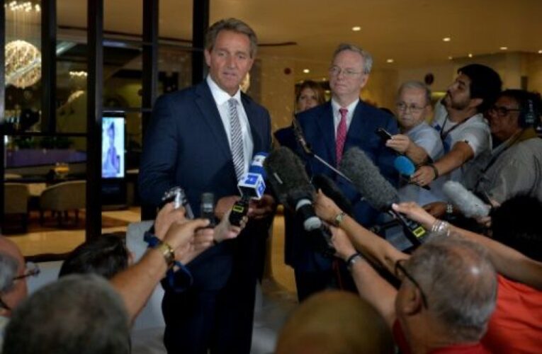 Senador estadounidense Jeff Flake e importante ejecutivo de Google en La Habana