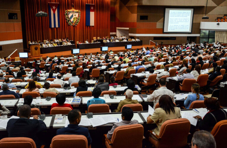 Reforma constitucional elimina la palabra “comunismo” de anteproyecto