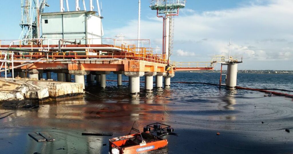1538733124-derrame-petroleo-bahia-matanzas