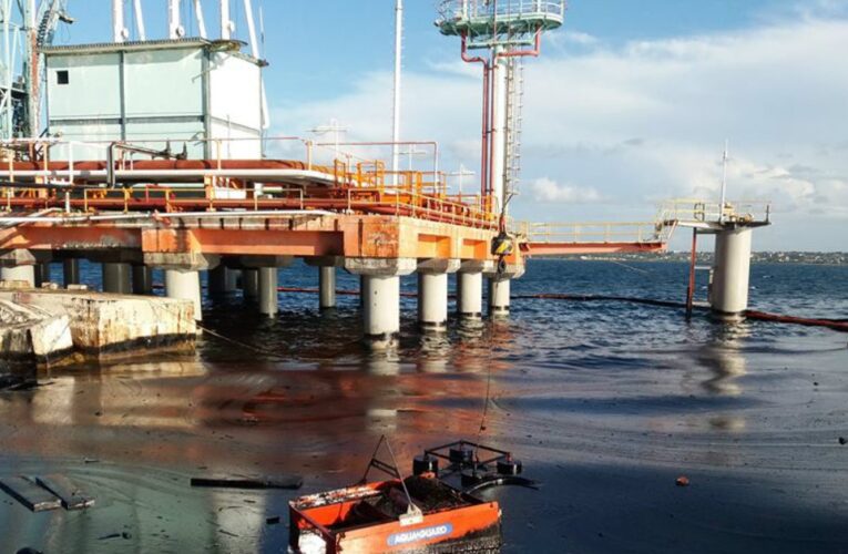Derrame de crudo en el área industrial matancera