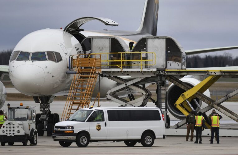 El primer envío de vacunas de Pfizer llegará a ciudades de todo el país el lunes por la mañana.