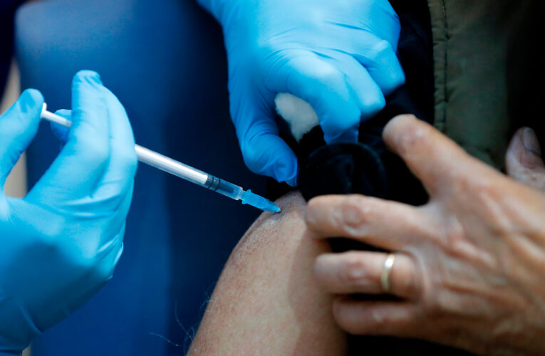 FDA debate si modifica vacuna contra el COVID-19 para otoño