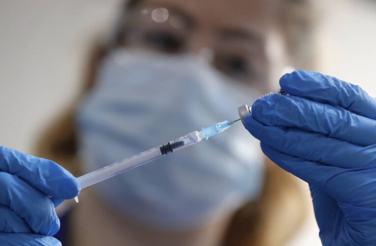 La primera ronda de trabajadores de atención médica de primera línea en Kentucky recibe vacunas COVID-19.