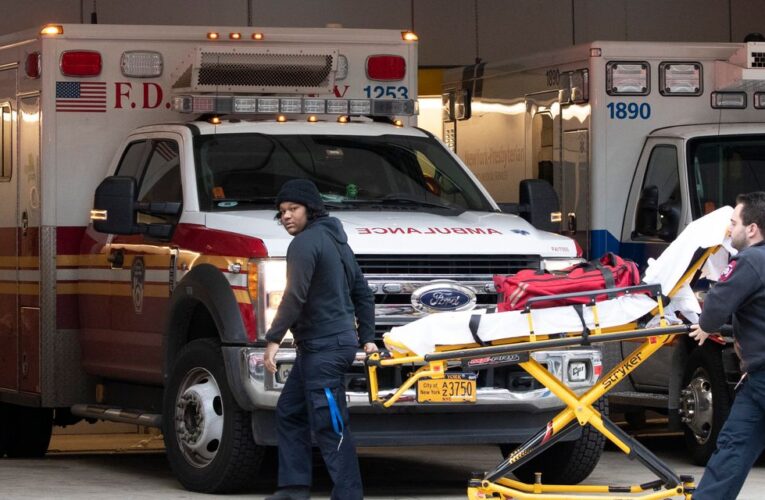 Paramédicos, técnicos médicos de emergencia que sienten la tensión de la pandemia.