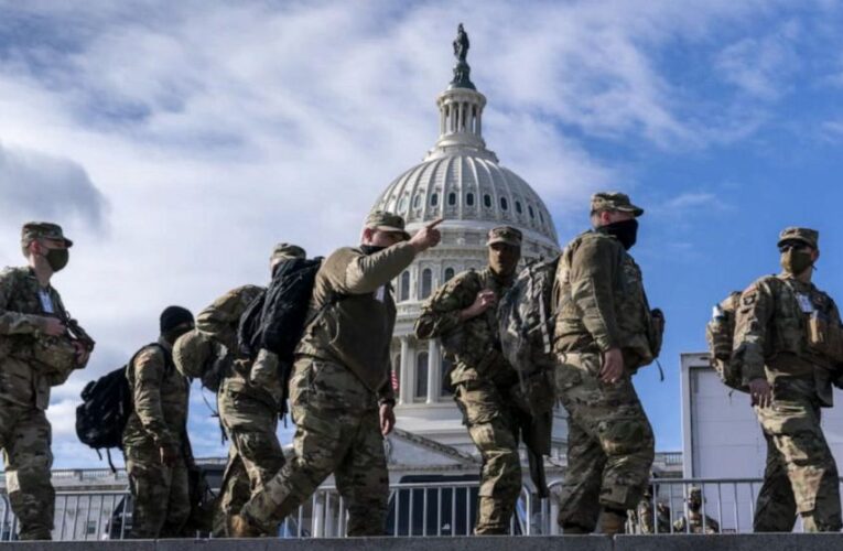 El FBI investiga a las tropas de la Guardia en DC en medio de los temores de un ataque interno.