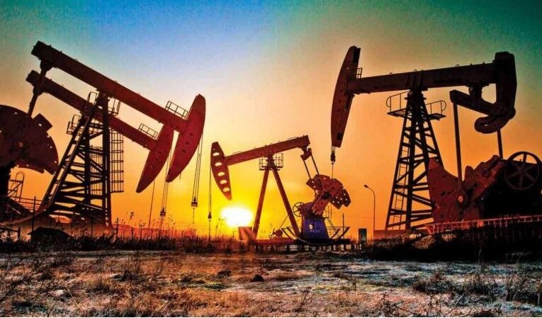 Precios de cierre del petróleo crudo, el oro y otras materias primas.