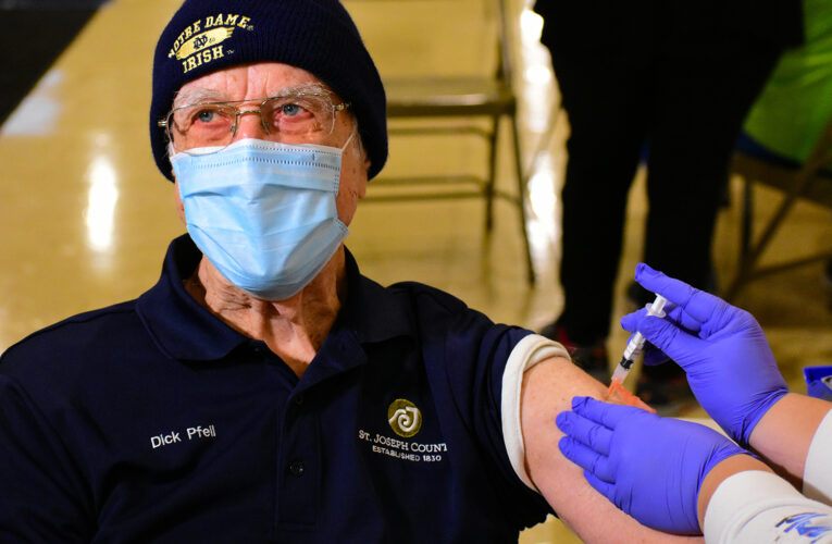 Indiana ahora está vacunando a las personas de 65 años o más.