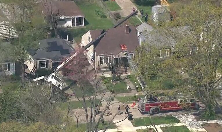 Una grúa cae encima de una casa en el oeste de Louisville y se estrella contra el techo.