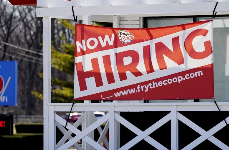 Los reclamos por desempleo en Estados Unidos caen a 576.000, el más bajo desde la pandemia.