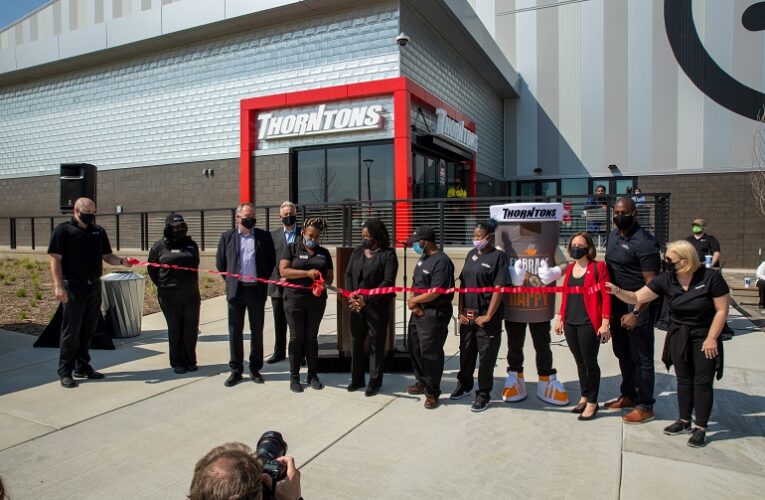 Thorntons abre la primera tienda comunitaria sin fines de lucro en el oeste de Louisville con el objetivo de retribuir.