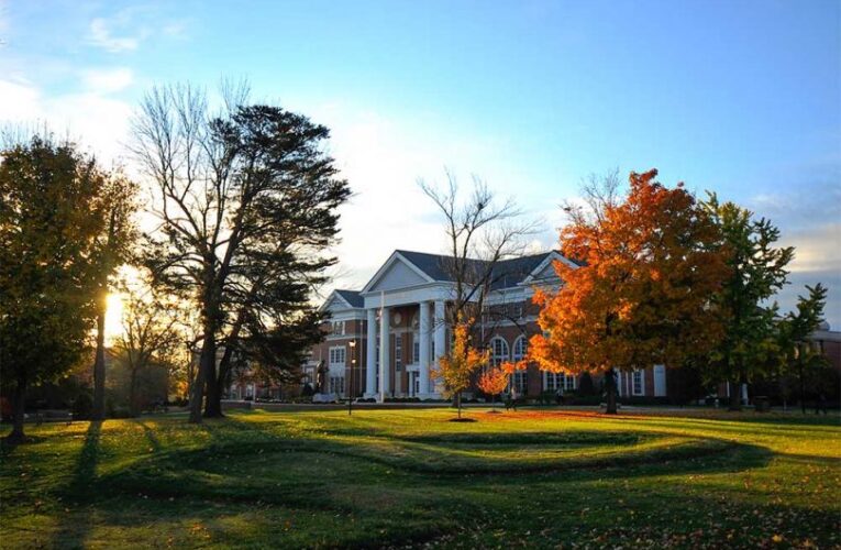 La aprobación de la Iniciativa de $ 50 millones para el Bienestar y la Excelencia Atlética destaca la reunión de primavera de 2021 de la Junta de Fideicomisarios de Center College.