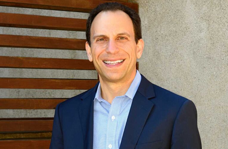 Ex CEO de 21c, desarrollador de Whiskey Row se une a la carrera por la alcaldía de Louisville.