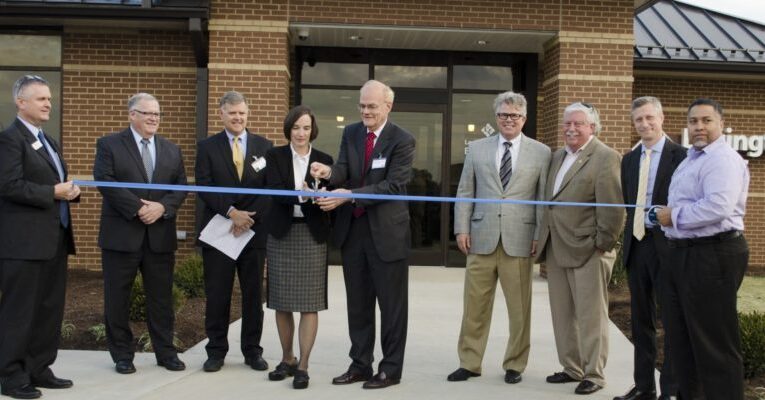 Lexington Clinic corta el listón de la instalación de $ 30 millones en South Broadway.