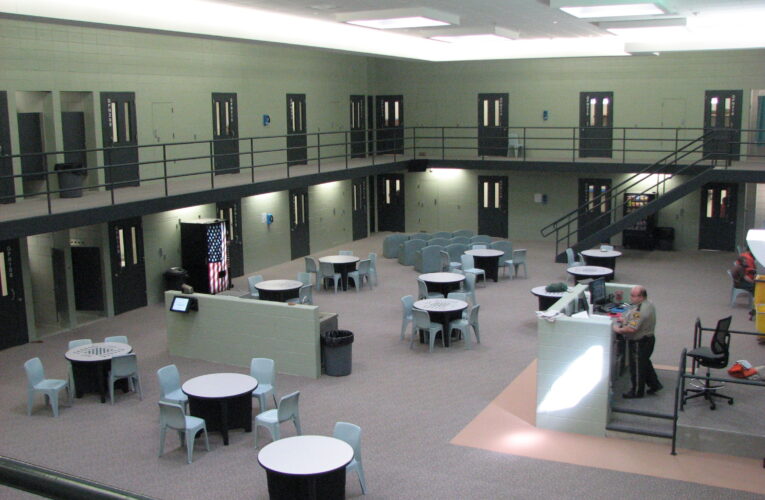 Kentucky reabre las instalaciones correccionales estatales para visitas en persona