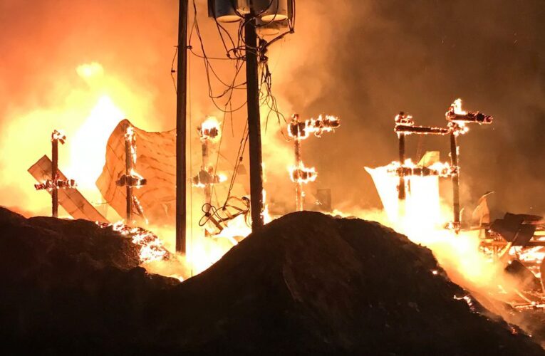 Tripulaciones luchan contra incendio en un aserradero en el condado de Lewis.