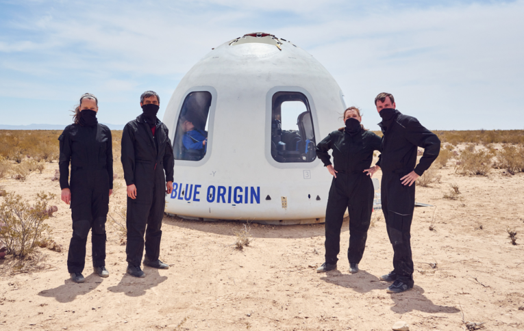 Bezos de Blue Origin llega al espacio en el primer vuelo de pasajeros.