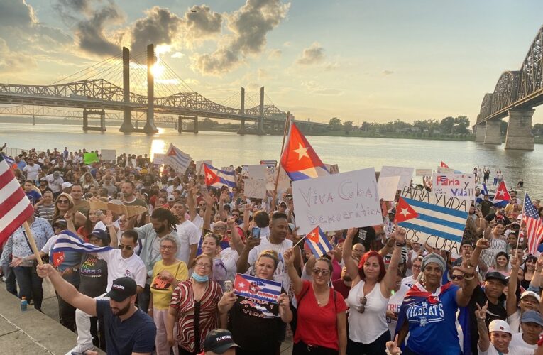 Cubanos de Kentucky muestran apoyo a manifestantes en la Isla