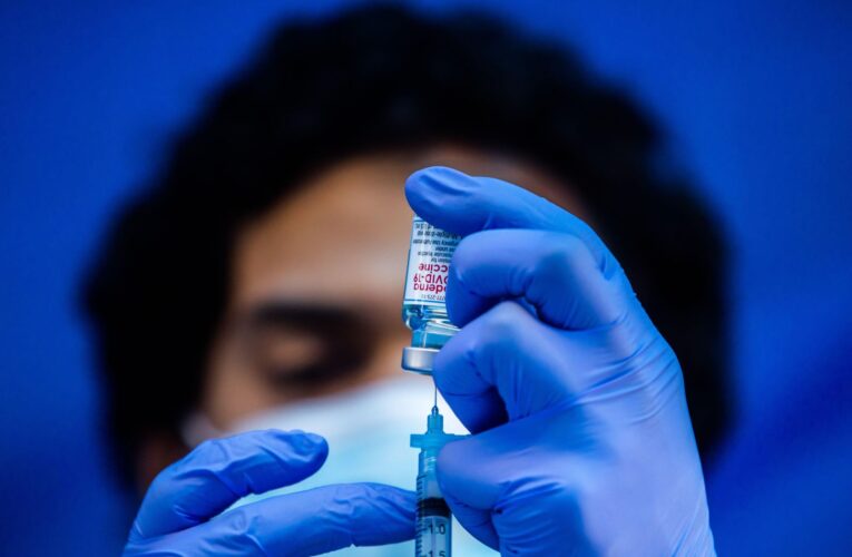 Estudio: las personas vacunadas pueden portar tantos virus como otras.