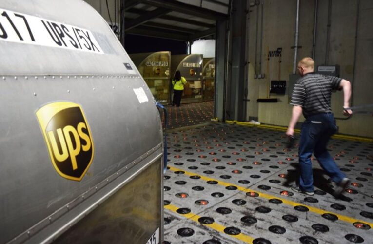 UPS Worldport en Louisville contratando y aumentando los salarios.
