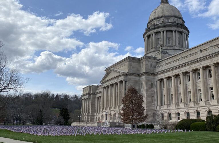 Legisladores de Kentucky divididos sobre el desafío legal sobre el mandato de máscara escolar del gobernador Beshear.