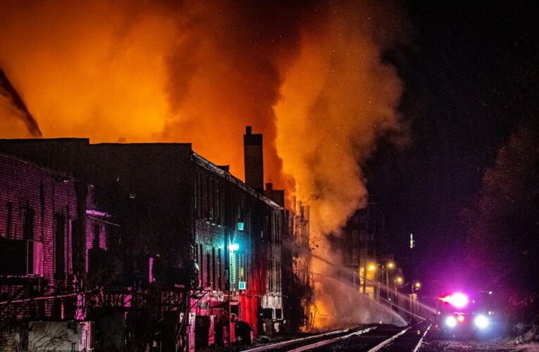 El incendio derrumba un apartamento vacío, daña otros 3 edificios; 3 personas desplazadas.