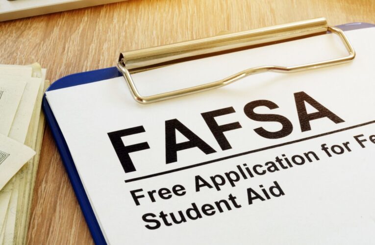 Sugerencia de ayuda financiera para estudiantes para el próximo año escolar.