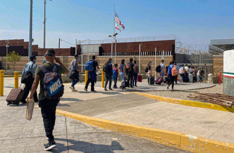 Corte Suprema le ordena a Biden reinstalar política de Trump de permanecer en México mientras buscan asilo