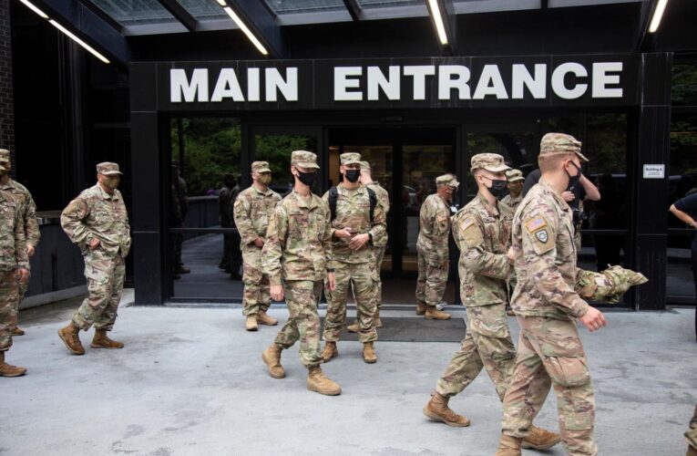 La Guardia Nacional de Kentucky ayuda a los hospitales invadidos.