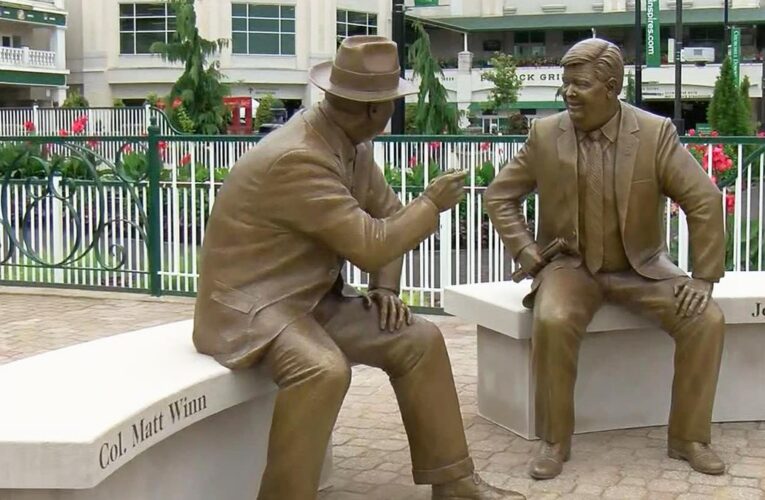 Asher, Winn honrado con estatuas bajo las Torres Gemelas.