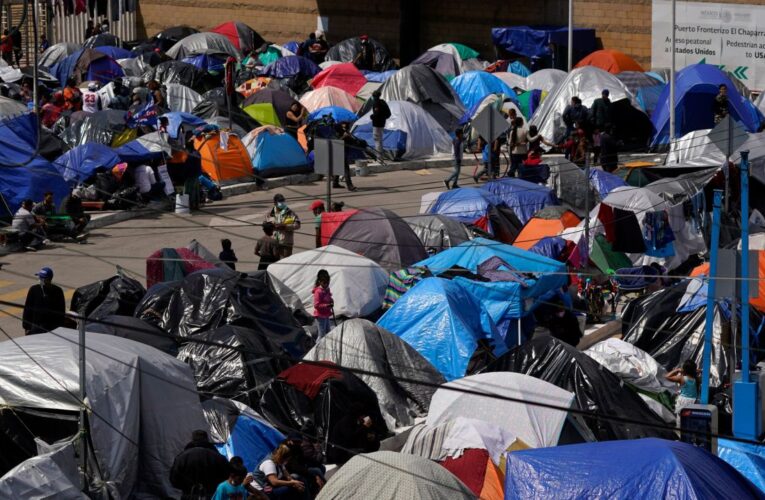 Baños portátiles y tiendas de acampar: frontera sur parece “campo de refugiados”