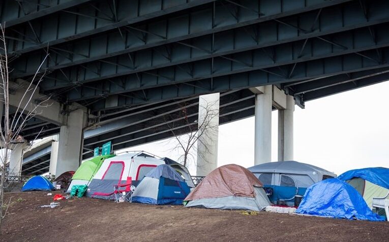 La ciudad de Louisville despejará los campamentos para personas sin hogar en el centro de la ciudad