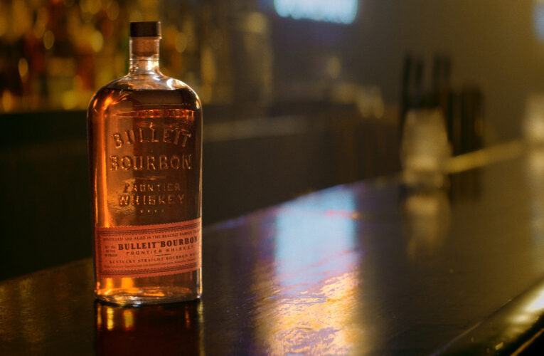 El whisky Bulleit Bourbon Frontier recupera los “domingos de bares locales”.