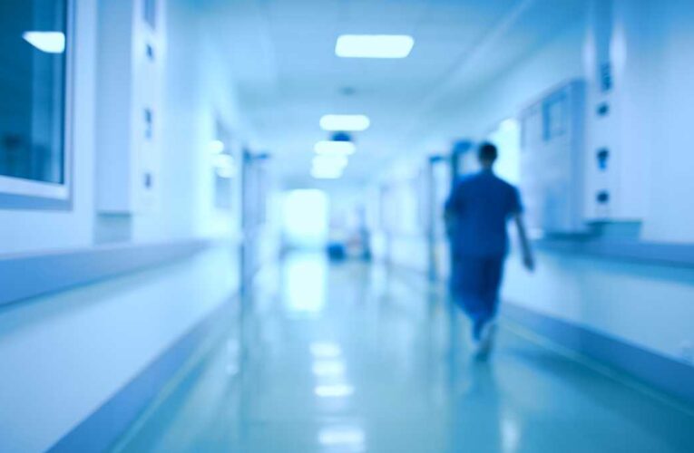 El sistema hospitalario más grande de Indiana detiene las cirugías que no son de emergencia.