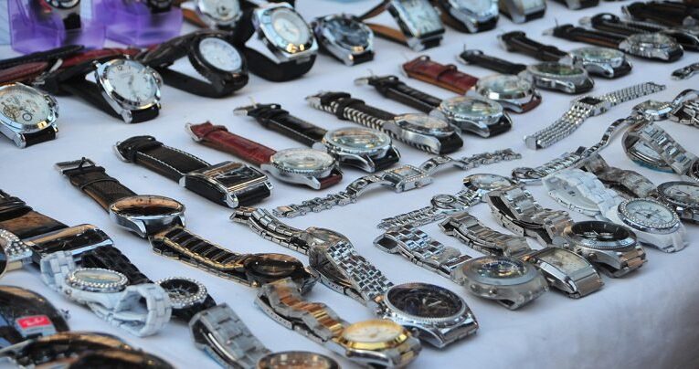 Los agentes de Aduanas y Fronteras de Louisville incautaron miles de relojes de diseño falsos