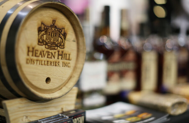 Las conversaciones sindicales se estancan; Destilería Heaven Hill para contratar trabajadores de reemplazo.