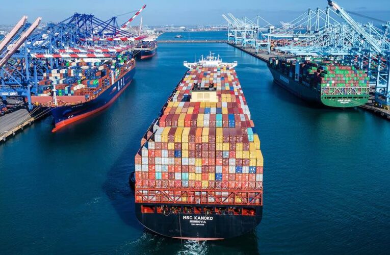 California enfrenta atrasos récord en los buques de carga