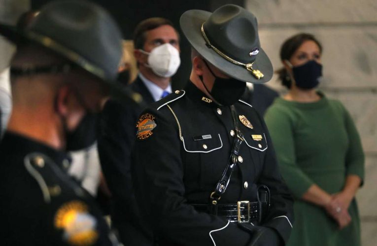 Ceremonia en Frankfort rinde homenaje a más de 10,000 vidas en Kentucky perdidas por COVID-19.
