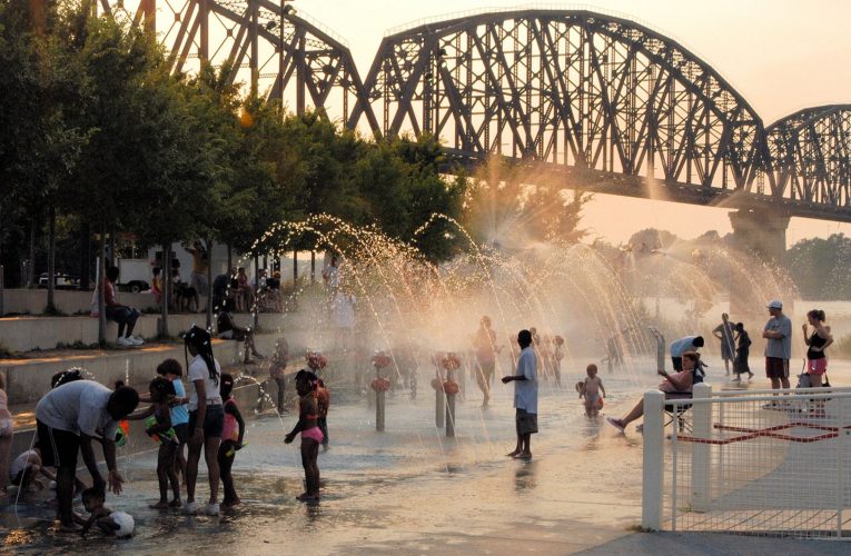 El alcalde de Louisville propone cambios presupuestarios para financiar posibles aumentos salariales.