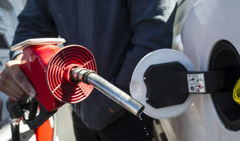 Los precios de los alimentos y la gasolina aprietan a las familias a medida que aumenta la inflación a nivel mundial.