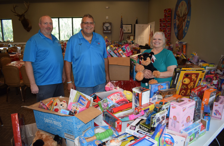Se abren escaparates navideños para entregar donaciones de juguetes a las familias afectadas por la tormenta en Kentucky.