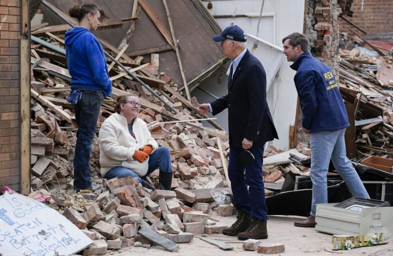Biden promete ‘lo que sea necesario’ para ayudar a las víctimas del tornado.