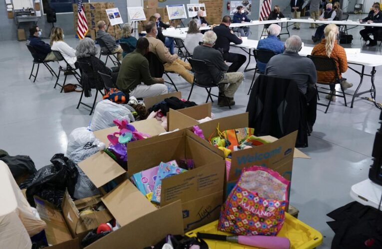 La organización benéfica dona juguetes y ropa al grupo CASA del condado de Graves.