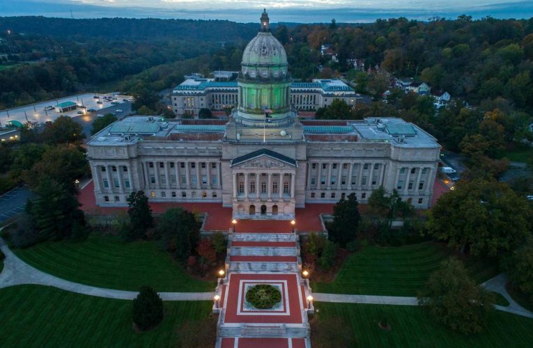 El edificio del Capitolio del estado en cierre después de disparos cerca del área.