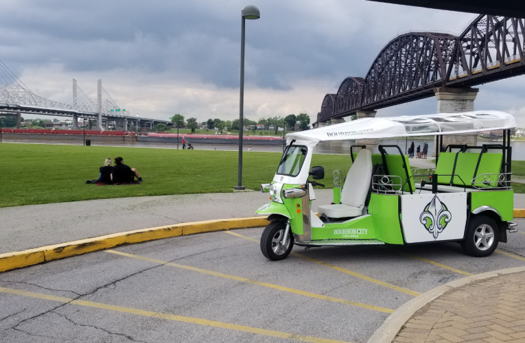 Explora Louisville con un paseo único en un ‘tuk tuk’