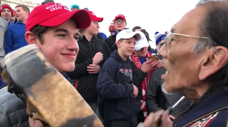 Adolescente conservador acuerda $275 millones con la NBC en su demanda por difamación