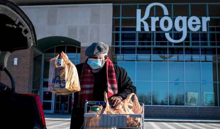 Kroger pone fin a algunos beneficios de COVID-19 para el personal no vacunado.