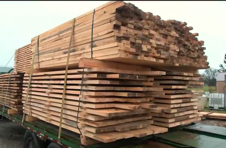 La familia de Shepherdsville dona madera para ayudar a las familias de Kentucky a reconstruir después de las tormentas.